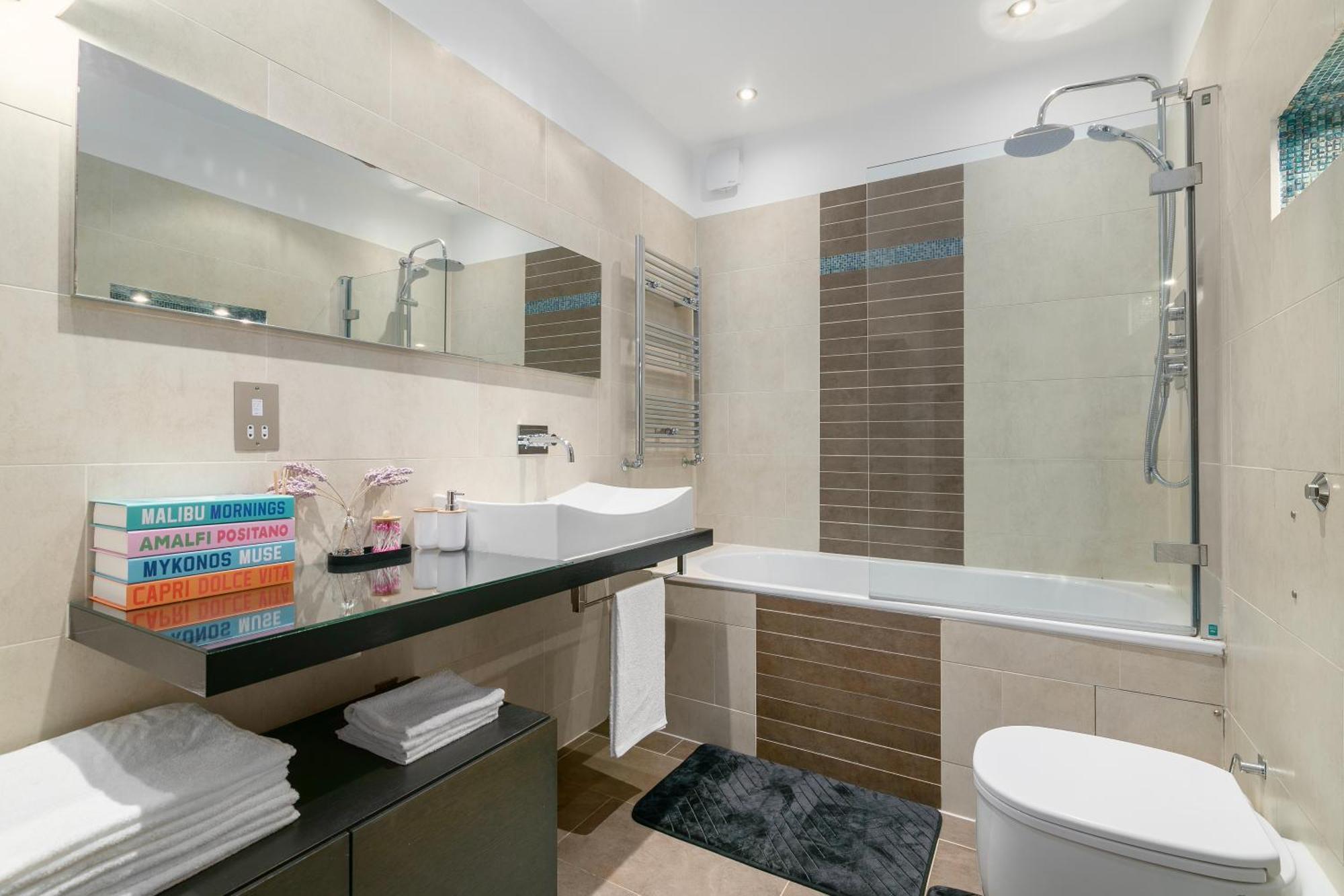 Near Highbury Islington Station With Private Garden * Londres